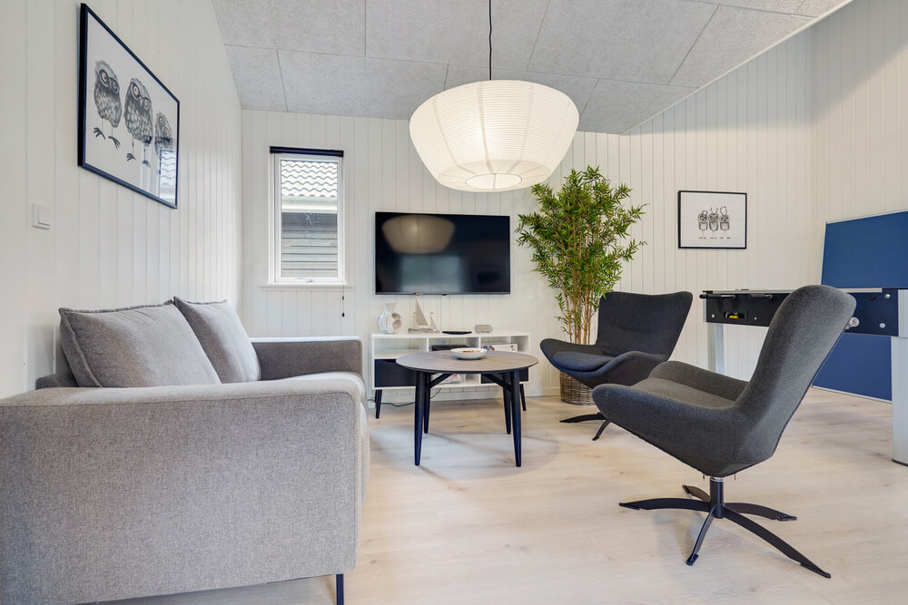 Sofaen i luksushus nr. 509 i Lolland/Falster/Møn er perfekt for å hygge seg med et brettspill eller se en film sammen.