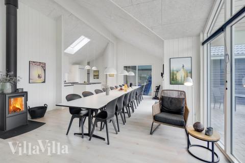Det er plass til 16 personer i det store lyse oppholdsrommet i luksushus nr. 509.