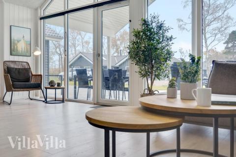 Det er god plass til hygge i feriehusets sofagruppe under oppholdet i luksushus nr. 509