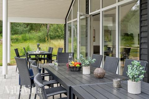 På terrassen i feriehus nr. 509 er det plass til 16 personer.