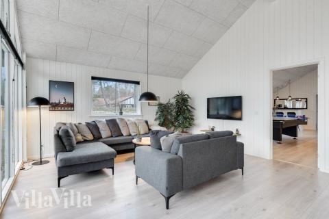 Det er god plass til hygge i feriehusets sofagruppe under oppholdet i luksushus nr. 502