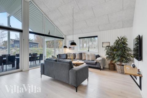 Sofaen i luksushus nr. 502 i Lolland/Falster/Møn er perfekt for å hygge seg med et brettspill eller se en film sammen.