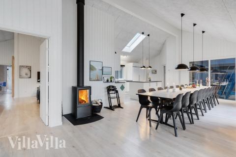 Det er plass til 18 personer i det store lyse oppholdsrommet i luksushus nr. 502.