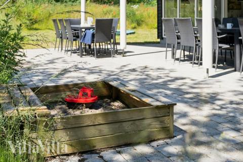 I det attraktive feriehuset nr. 502 i Lolland/Falster/Møn finnes det mengder av utendørsaktiviteter, som leketårn og huskestativ.