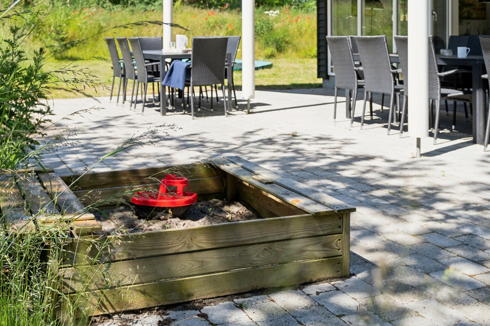 I det attraktive feriehuset nr. 502 i Lolland/Falster/Møn finnes det mengder av utendørsaktiviteter, som leketårn og huskestativ.