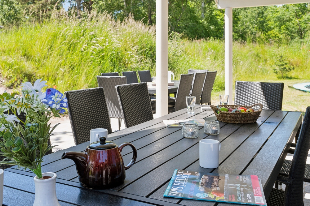 På terrassen i feriehus nr. 502 er det plass til 18 personer.