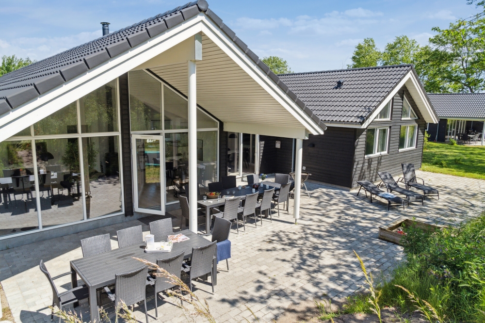 Dette lekre huset med svømmebasseng, nr. 502, med plass til 18 personer, ligger i Lolland/Falster/Møn