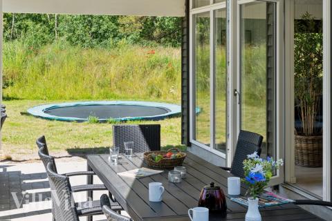 Nyt en grillkveld på terrassen i luksushus nr. 502 i Lolland/Falster/Møn