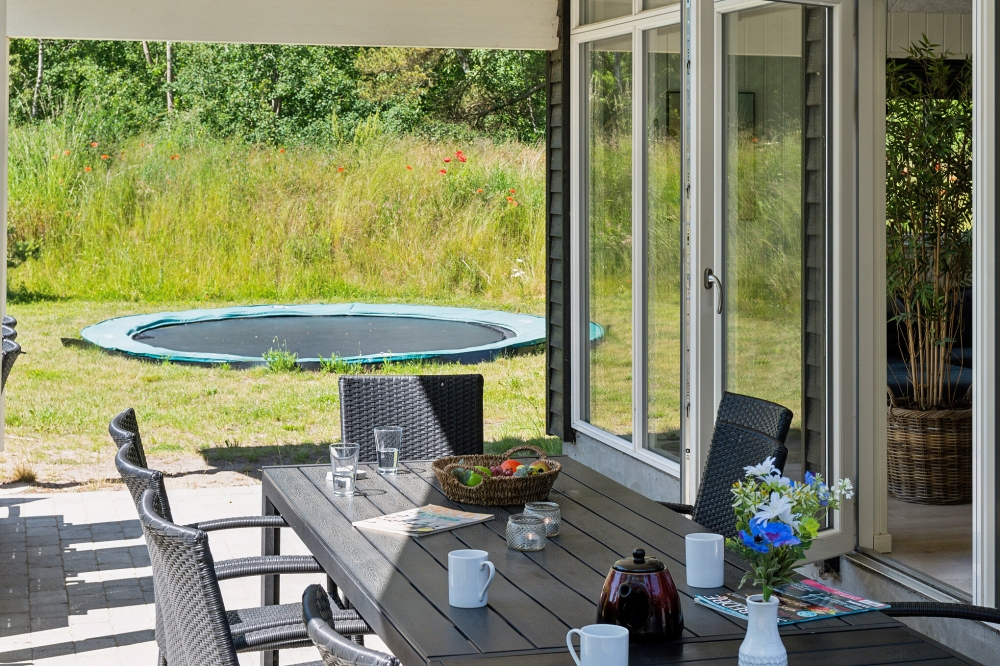 Nyt en grillkveld på terrassen i luksushus nr. 502 i Lolland/Falster/Møn