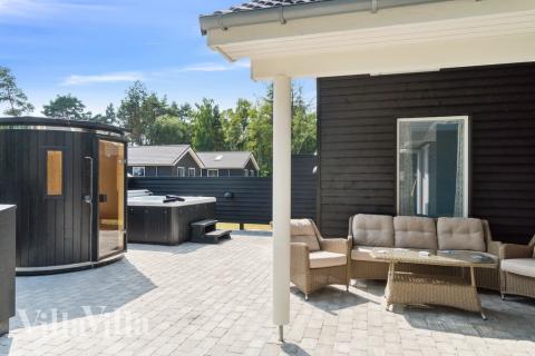 I det attraktive feriehuset nr. 515 i Lolland/Falster/Møn finnes det mengder av utendørsaktiviteter, som leketårn og huskestativ.