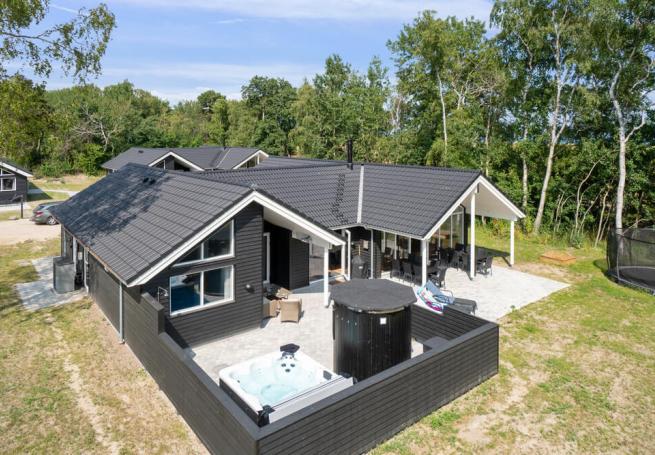 Dette lekre huset med svømmebasseng, nr. 515, med plass til 14 personer, ligger i Lolland/Falster/Møn