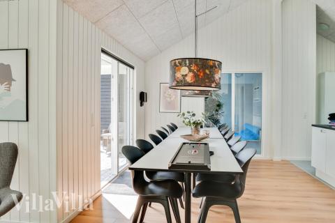 Det er plass til 14 personer i det store lyse oppholdsrommet i luksushus nr. 515.