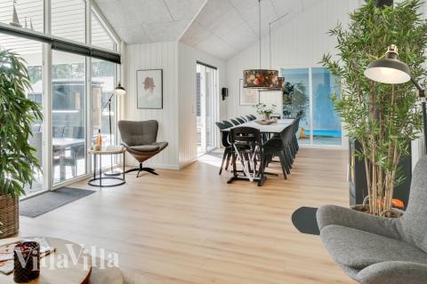 Sofaen i luksushus nr. 515 i Lolland/Falster/Møn er perfekt for å hygge seg med et brettspill eller se en film sammen.