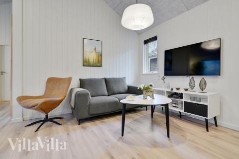 Sofaen i luksushus nr. 517 i Lolland/Falster/Møn er perfekt for å hygge seg med et brettspill eller se en film sammen.