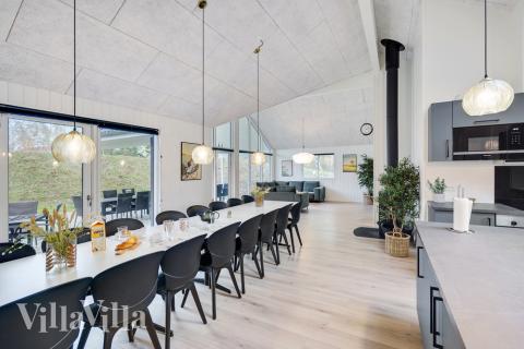 Det er god plass til at 18 personer sitter sammen i feriehusets oppholdsrom under et besøk i luksushus 517 i Lolland/Falster/Møn.