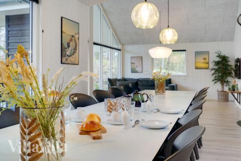 Det er plass til 18 personer i det store lyse oppholdsrommet i luksushus nr. 517.