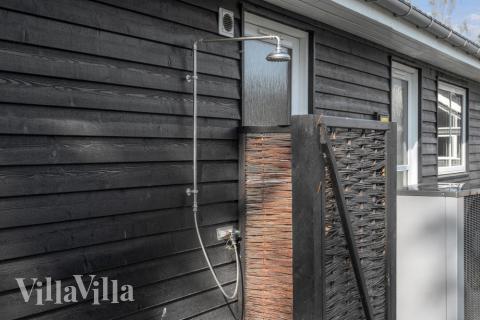 I det attraktive feriehuset nr. 517 i Lolland/Falster/Møn finnes det mengder av utendørsaktiviteter, som leketårn og huskestativ.