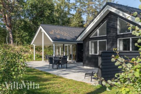 Nyt en grillkveld på terrassen i luksushus nr. 517 i Lolland/Falster/Møn