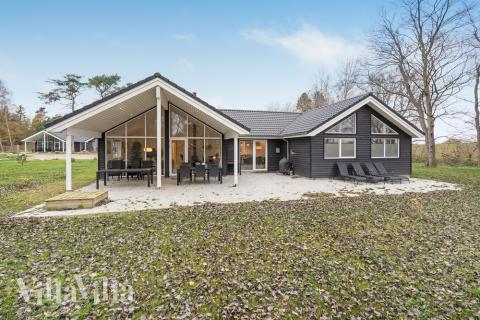 Dette lekre huset med svømmebasseng, nr. 507, med plass til 18 personer, ligger i Lolland/Falster/Møn
