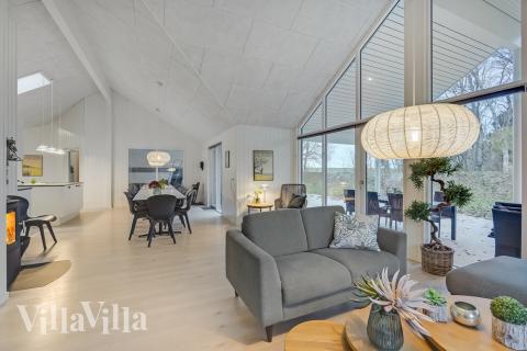 Sofaen i luksushus nr. 507 i Lolland/Falster/Møn er perfekt for å hygge seg med et brettspill eller se en film sammen.