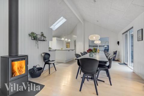 Det er plass til 18 personer i det store lyse oppholdsrommet i luksushus nr. 507.