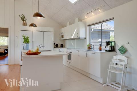 Kjøkkenet i luksushus nr. 493 er fullt utstyrt så dere lett kan lage mat til 24 personer.