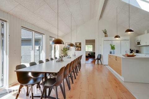 Det er plass til 24 personer i det store lyse oppholdsrommet i luksushus nr. 493.