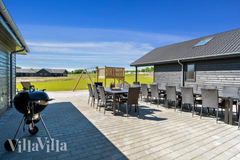 Luksushus nr. 493 har en deilig terrasse med gode hagemøbler til 24 personer.