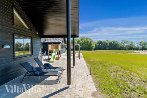 Nyt en grillkveld på terrassen i luksushus nr. 493 i Sydjylland