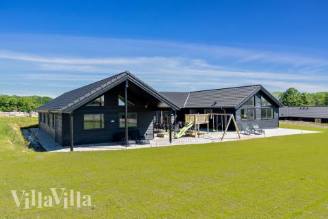 Dette lekre huset med svømmebasseng, nr. 493, med plass til 24 personer, ligger i Sydjylland