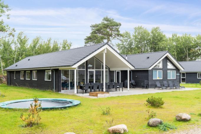 Dette lekre huset med svømmebasseng, nr. 506, med plass til 18 personer, ligger i Lolland/Falster/Møn