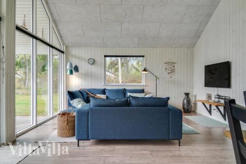 Sofaen i luksushus nr. 506 i Lolland/Falster/Møn er perfekt for å hygge seg med et brettspill eller se en film sammen.