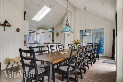 Det er plass til 18 personer i det store lyse oppholdsrommet i luksushus nr. 506.