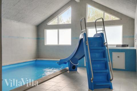 Feriehus 506 har et flott basseng med sklie, et stort innebygd boblebad og en badstue