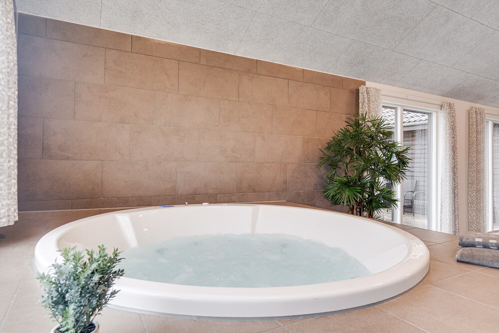 Nyt varmen i boblebadet i luksushus nr. 497 i Sydjylland