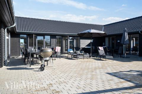 Nyt en grillkveld på terrassen i luksushus nr. 497 i Sydjylland