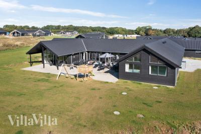 Dette lekre huset med svømmebasseng, nr. 497, med plass til 26 personer, ligger i Sydjylland