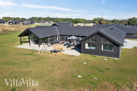 Dette lekre huset med svømmebasseng, nr. 497, med plass til 26 personer, ligger i Sydjylland