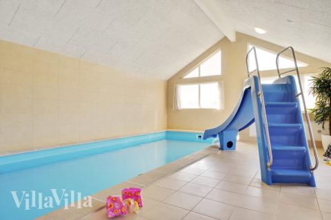 Feriehus 497 har et flott basseng med sklie, et stort innebygd boblebad og en badstue