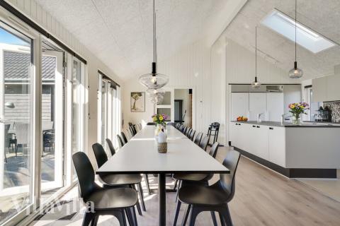 Det er plass til 26 personer i det store lyse oppholdsrommet i luksushus nr. 497.