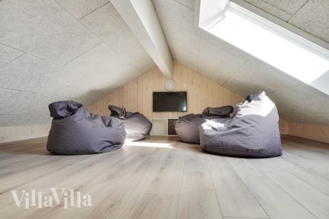 Noen av de 26 soveplassene i luksushus nr. 497 finnes på hems