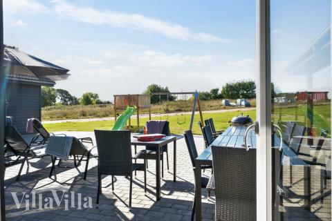 På terrassen i feriehus nr. 497 er det plass til 26 personer.