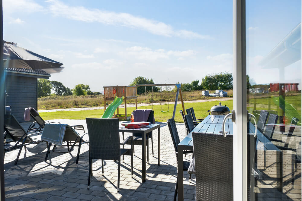 Nyt en grillkveld på terrassen i luksushus nr. 497 i Sydjylland
