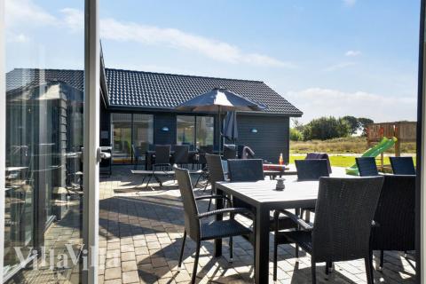Luksushus nr. 497 har en deilig terrasse med gode hagemøbler til 26 personer.