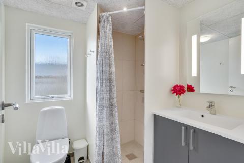 Det finnes bad med dusj i luksushus nr. 522 til 14 personer.