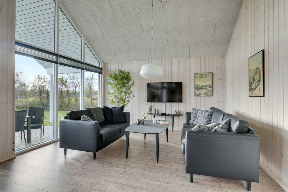 Sofaen i luksushus nr. 522 i Lolland/Falster/Møn er perfekt for å hygge seg med et brettspill eller se en film sammen.