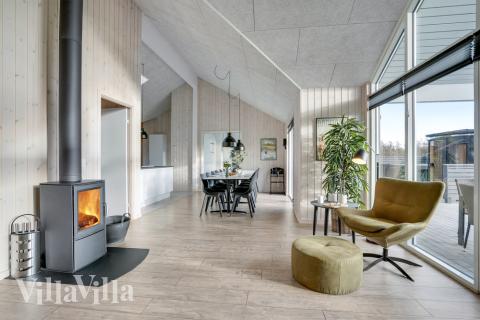 Det er plass til 14 personer i det store lyse oppholdsrommet i luksushus nr. 522.