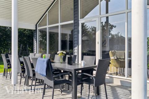 Nyt en grillkveld på terrassen i luksushus nr. 522 i Lolland/Falster/Møn