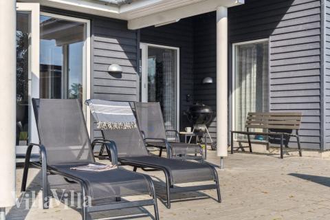 På terrassen i feriehus nr. 522 er det plass til 14 personer.