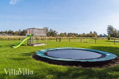 I det attraktive feriehuset nr. 522 i Lolland/Falster/Møn finnes det mengder av utendørsaktiviteter, som leketårn og huskestativ.